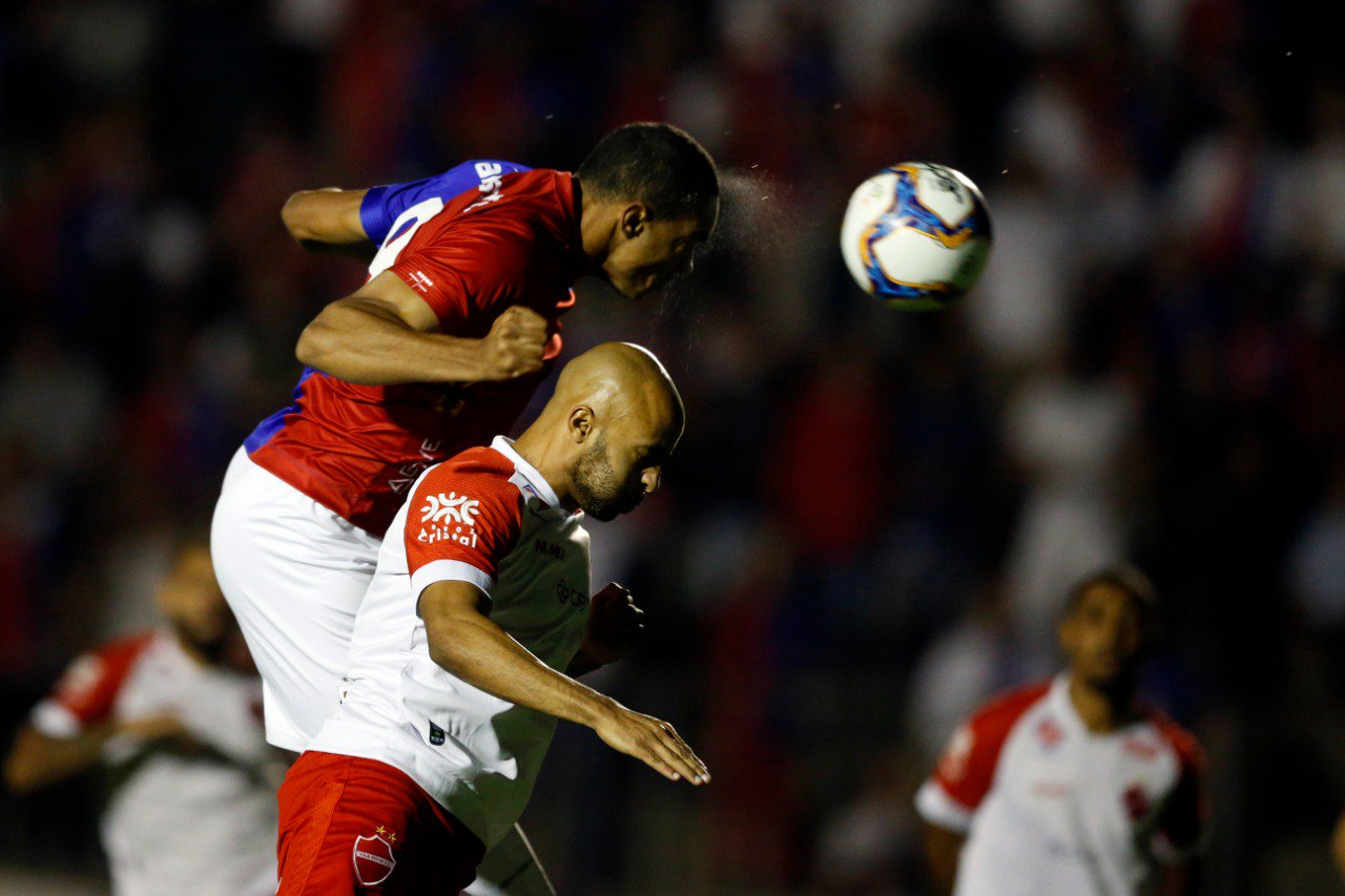 Fora de casa, Vila evita derrota, mas segue ameaçado pela zona de rebaixamento (Foto: Albari Rosa/Gazeta do Povo)