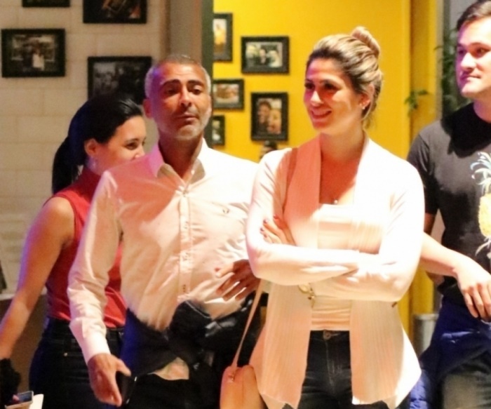 Romário termina namoro com estudante de 22 anos e circula com loira no Rio (Foto: AgNews)