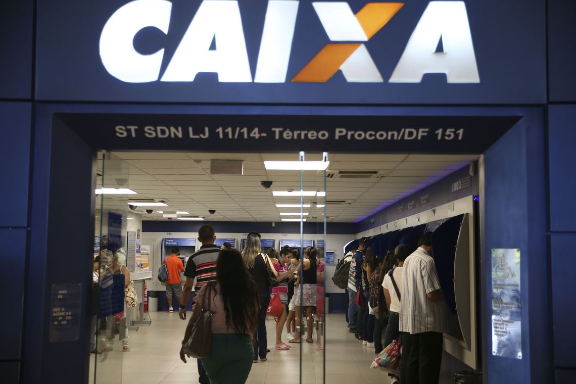 Trabalhadores podem sacar FGTS a partir desta sexta-feira (13), de acordo com calendário da Caixa. Agências tem horário ampliado de atendimento
