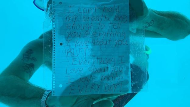 Weber escreveu "Não consigo segurar a respiração por tempo o bastante" em seu bilhete de pedido de casamento