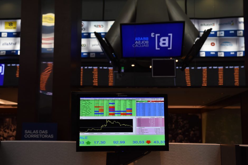 Dólar supera R$ 4,38 após fala de Guedes sobre domésticas, BC intervém e moeda fecha a R$ 4,33