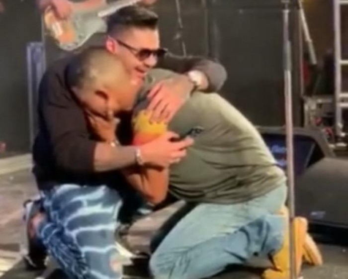 Fã joga celular no Hungria, cantor o chama para subir ao palco e ele cai no choro. Os dois acabaram fazendo uma foto juntos.