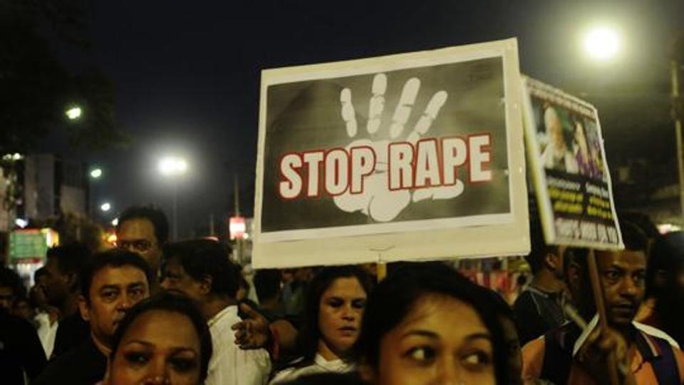 Menina foi hospitalizada e familiares afirmam que foram desencorajados a prestar queixa sobre caso - que aconteceu na Índia