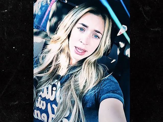 Cantora morre em acidente horas após postar em suas redes sociais sobre saudade do pai