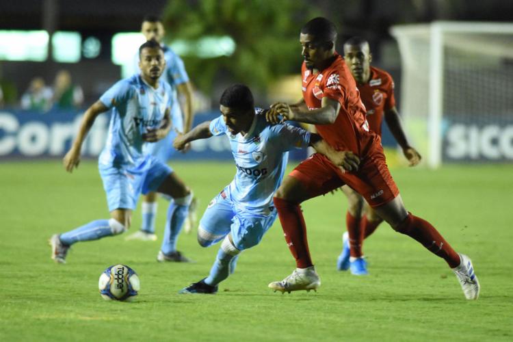 Ao voltar a vencer depois de dois jogos, o time goiano chegou aos mesmos 28 pontos do Londrina - perde no número de vitórias (8 contra 6) - e subiu para o 16.º lugar