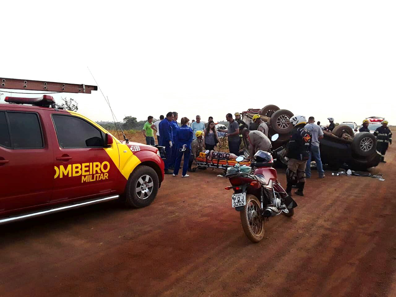 Caminhonete capota em estrada de chão neste sábado, em Abadia de Goiás