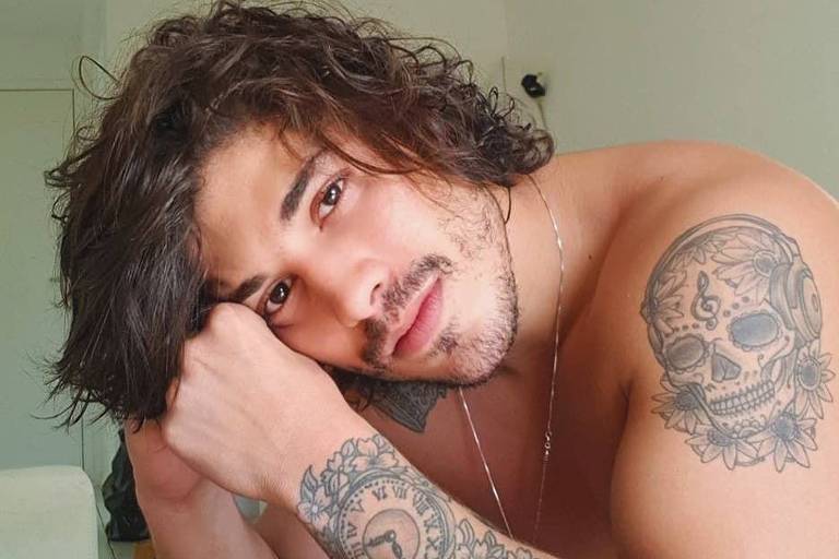Douglas Sampaio está sendo acusado de moléstia e agressão em âmbito de violência doméstica.