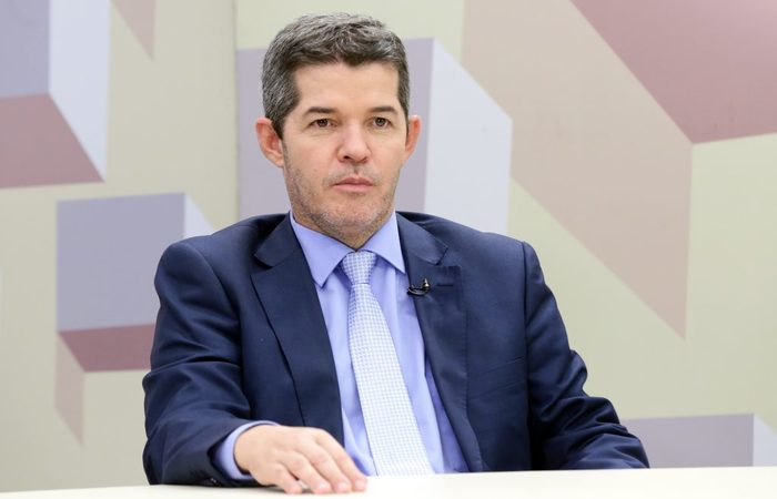 Em nota, a assessoria do deputado delegado Waldir afirmou que ele exonerou o funcionário assim que tomou conhecimento do caso.