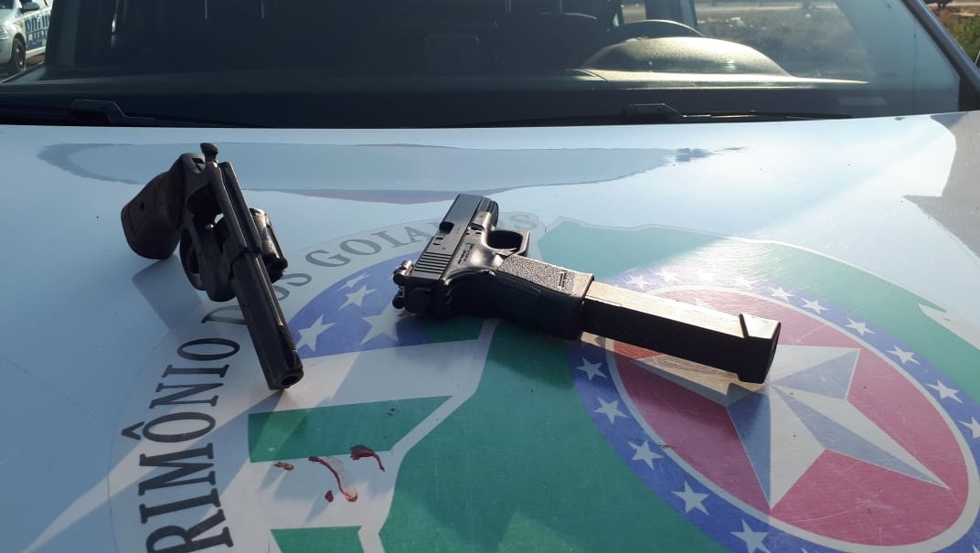 Armas de fogo apreendidas com dupla de assaltantes que foi morta em confronto com a Polícia Militar (Foto: Divulgação/ Polícia Militar)