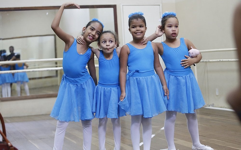 Pedreiro faz aulas de balé para acompanhar filhas autistas, na Bahia