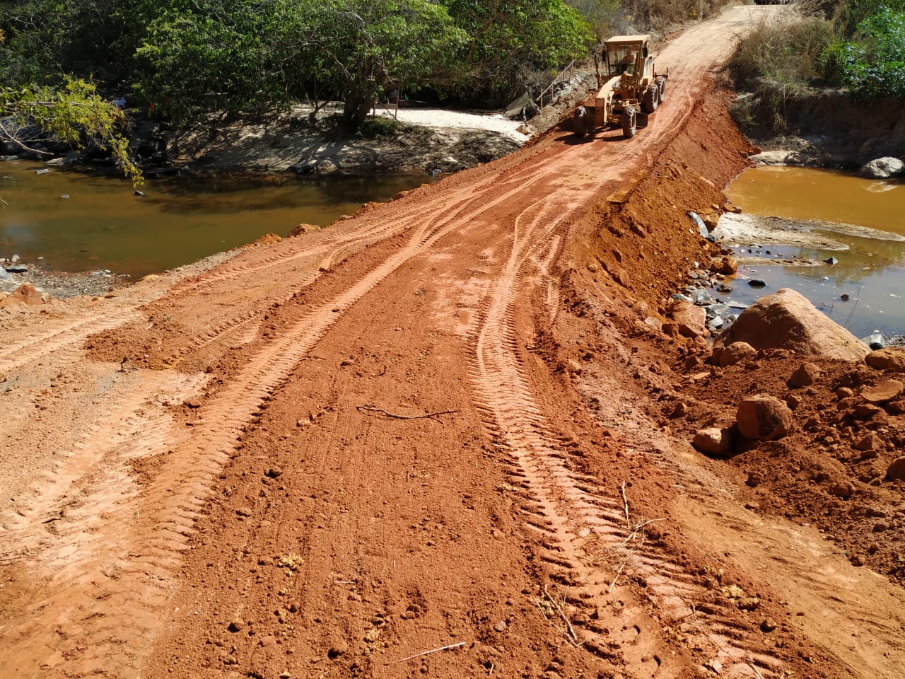 Aterro foi construído para que os veículos, provisoriamente, passassem por cima de rio, porém as obras estão paradas (Foto: Divulgação / Goinfra)