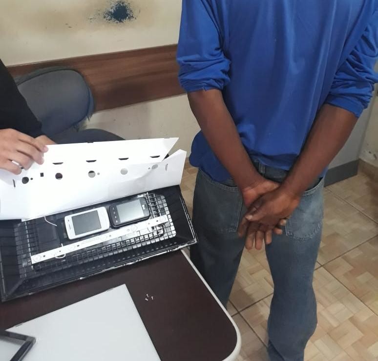 Servidores de Unidade Prisional de Porangatu interceptam dois celulares
