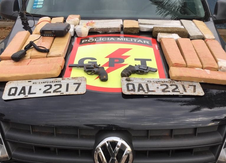 Polícia Militar investigava um esconderijo de traficantes quando dois homens dispararam, em Indiara. Droga e armas foram apreendidas (Foto: Divulgação/PM)