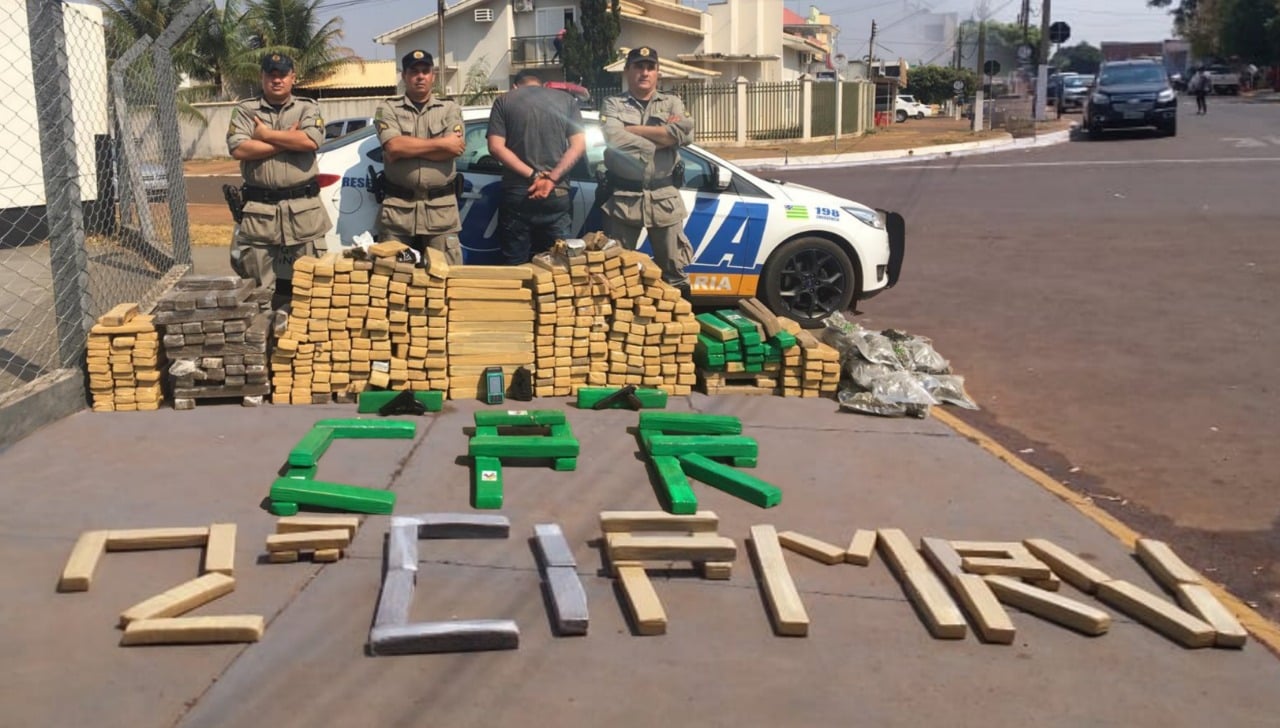 Carga de maconha, skunk e haxixe foi apreendida em Chapadão do Céu (Foto: Divulgação / PM)