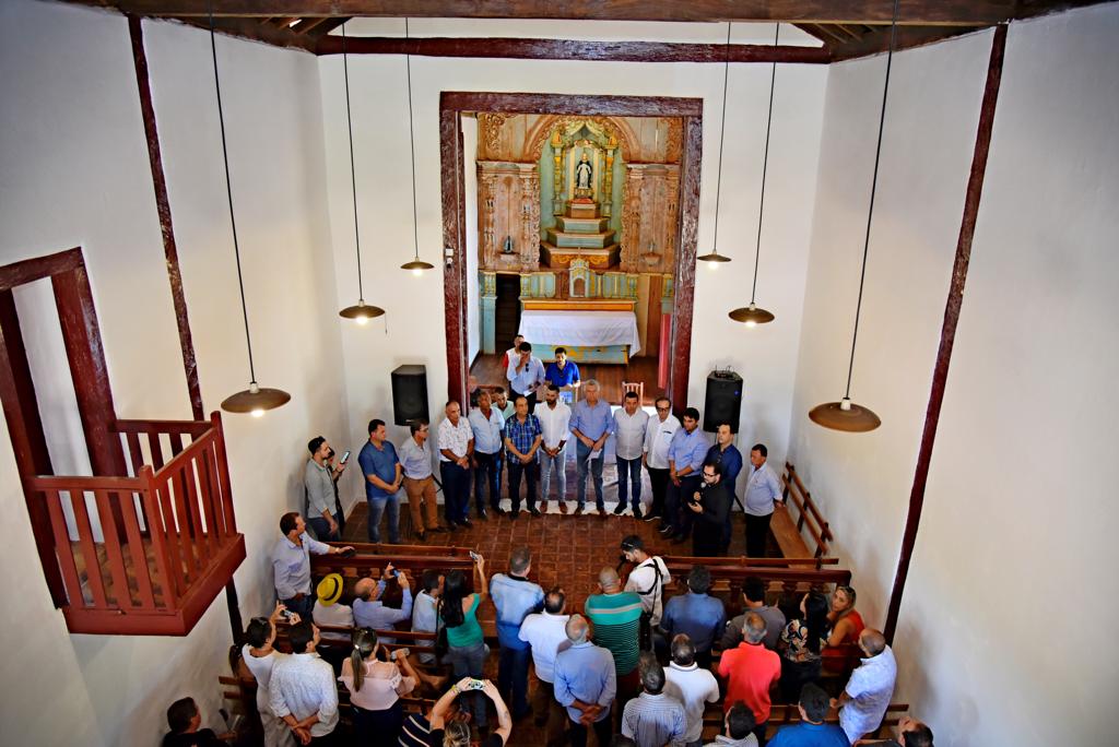 Governador Ronaldo Caiado participou da inauguração da igreja, em Pilar de Goiás (Foto: Reprodução / Hegon Corrêa)