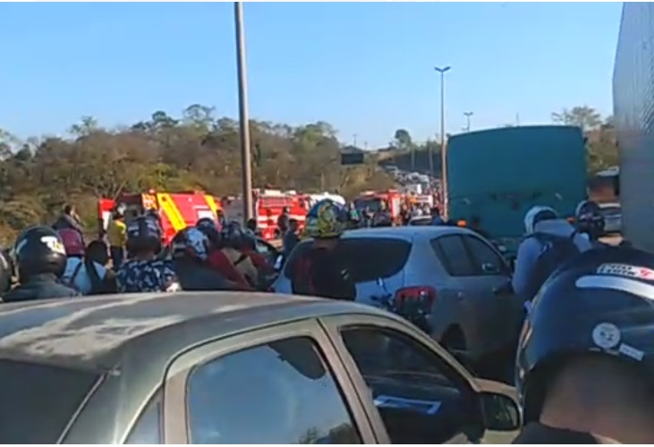 Segundo a PRF, um carro com motor incendiado deu origem ao engavetamento