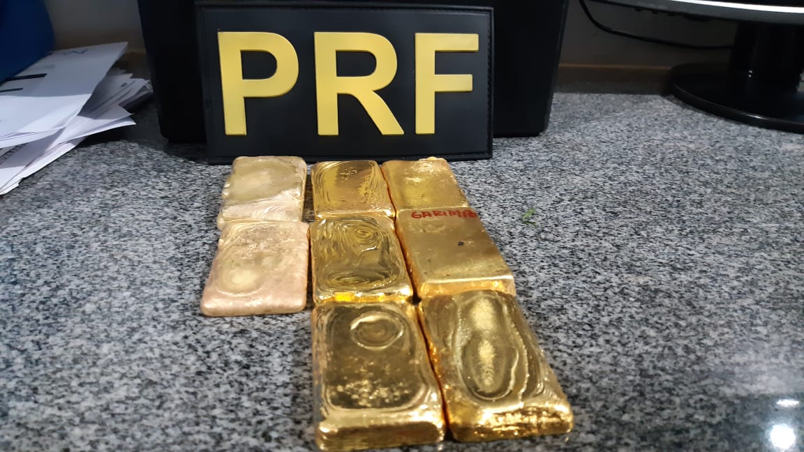 Grafada em uma das barras, a palavra "garimpo" pode ser sugestão da origem das barras de ouro