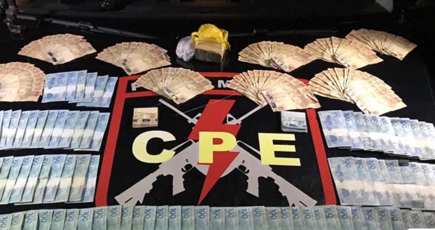 Quantia recuperada seria apenas parte do valor contido no malote; um dos suspeitos ainda está foragido Foto: Divulgação / PM)