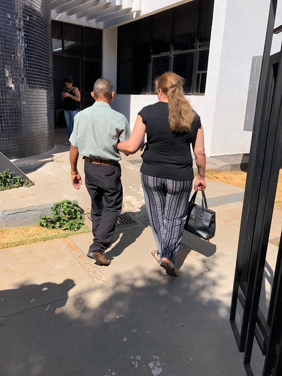 Vítima e a esposa estiveram juntos na delegacia 