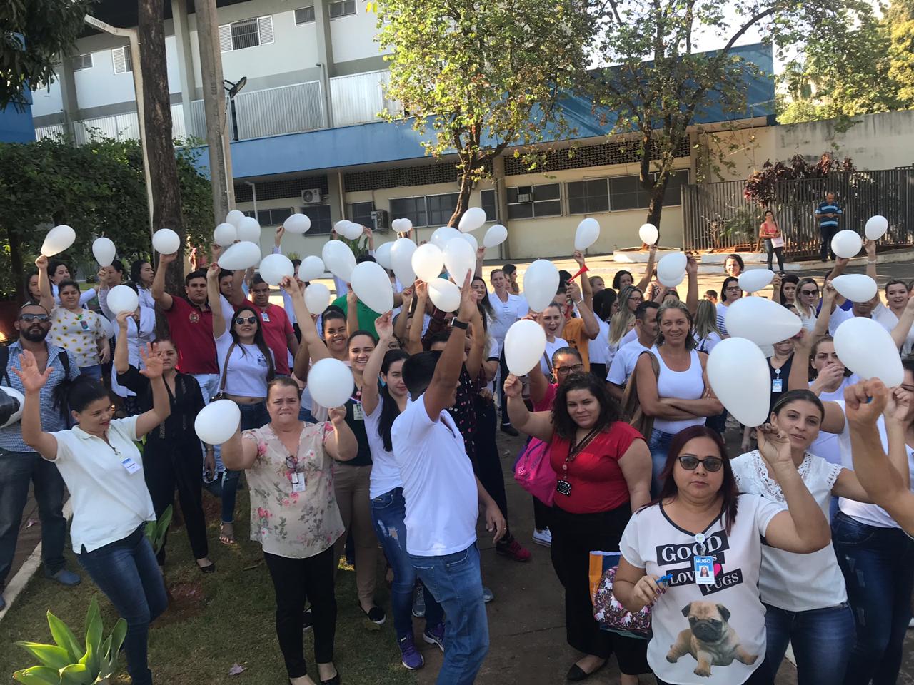 Medo de demissão em massa, aumento da carga horária de trabalho e diminuição do salário estão entre as pautas que motivaram manifestação no Hugo. (Foto: Reprodução)