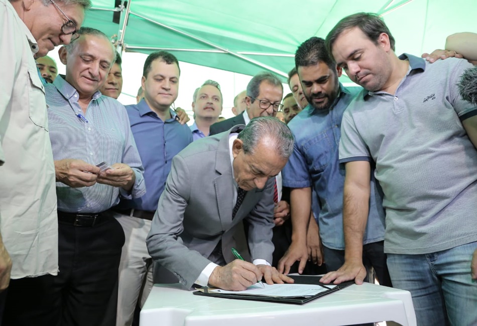 Prefeito Iris Rezende inaugura obra na avenida Jamel Cecílio