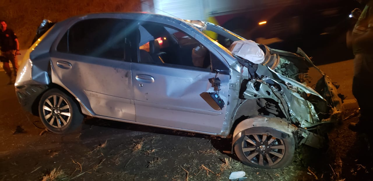 Carro caiu de uma altura de oito metros