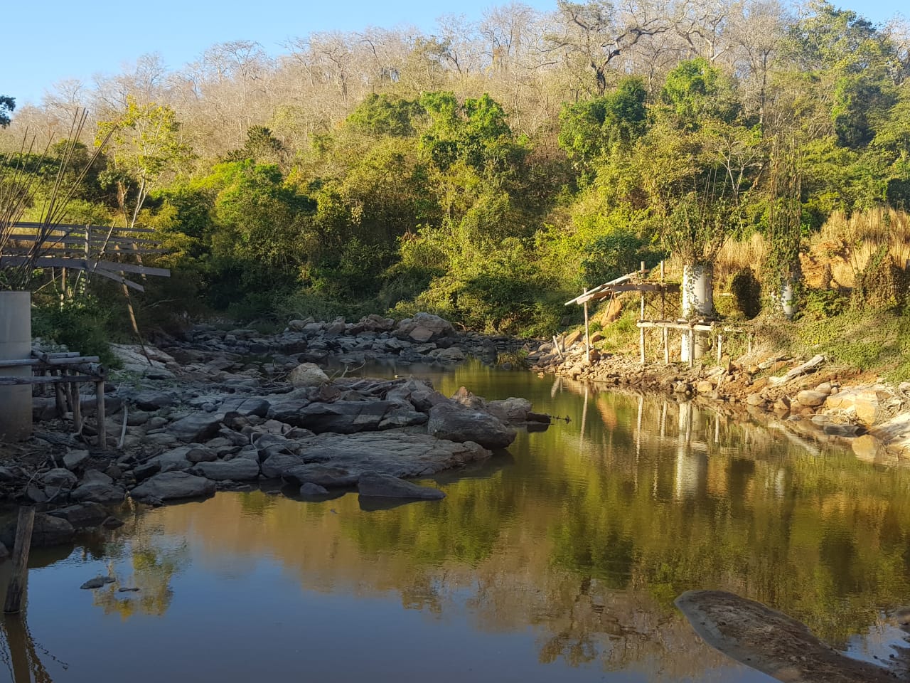 Um dos trecho onde ponte deveria estar sendo construída (Foto: Leitor / Mais Goiás)