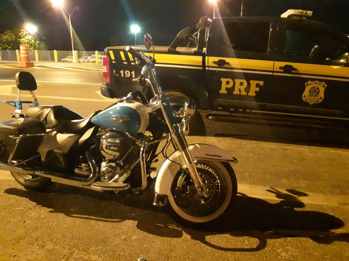 Motociclista foi detido por porte de documentação falsa e por transitar em veículo com registro de roubo