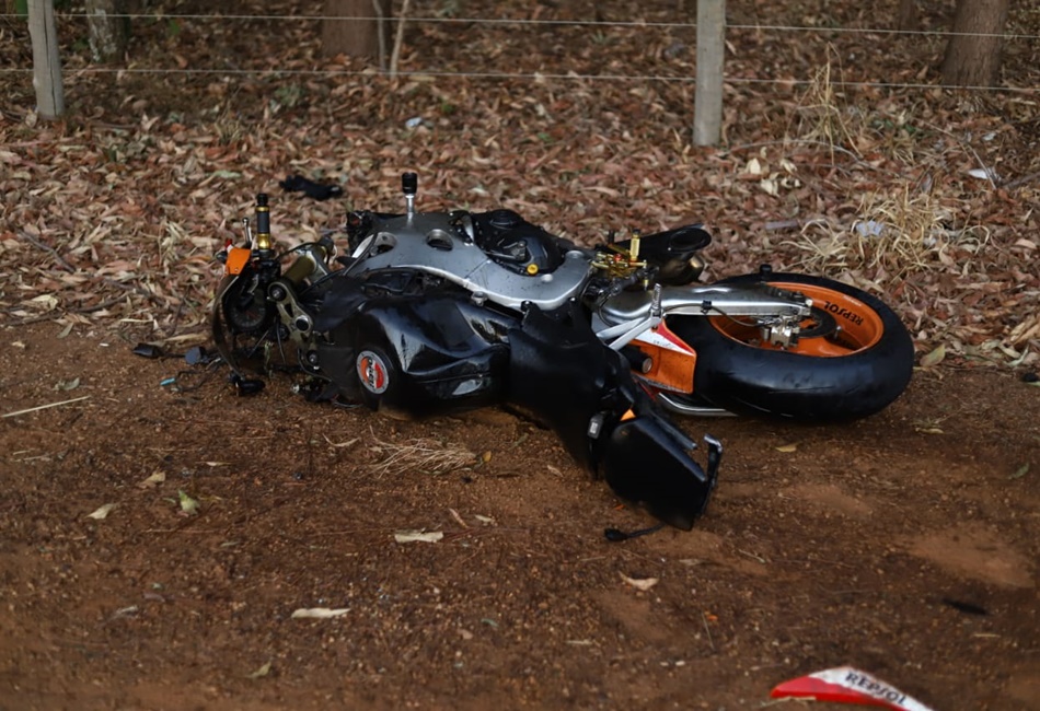 Moto colidiu contra carro na GO 469
