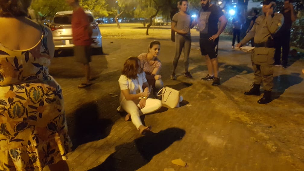 Momento em que populares e a Polícia Militar socorrem a veterinária agredida