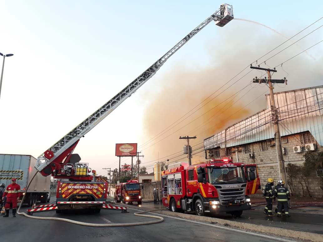 Com fogo controlado na fábrica, bombeiros iniciam trabalho de rescaldo