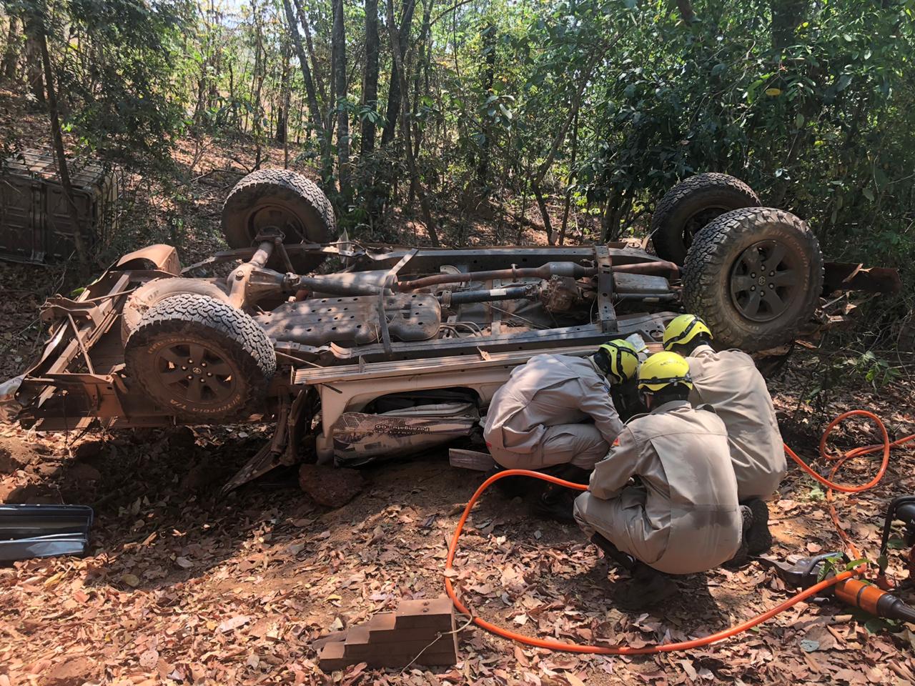 Segundo informações do Corpo de Bombeiros, o motorista de uma caminhonete modelo Hilux perdeu o controle da direção do veículo, saiu da pista e veio a capotar em seguida.