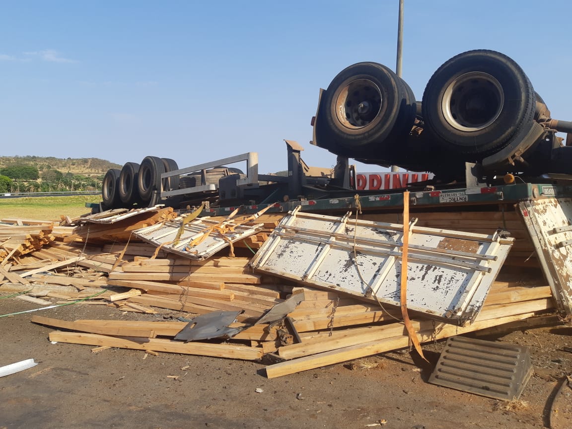 Acidente ocorreu na BR 153 nas proximidades do trevo de acesso ao município de Morrinhos (Foto: Divulgação / PRF)