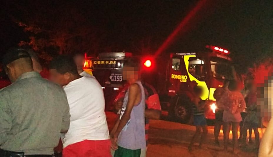 Bombeiros acionaram a polícia após encontrar o corpo da mulher carbonizado (Foto: Divulgação / Bombeiros)