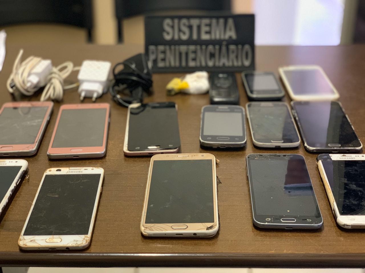 Apreendidos 15 celulares jogados por cima do muro do presídio de Jataí