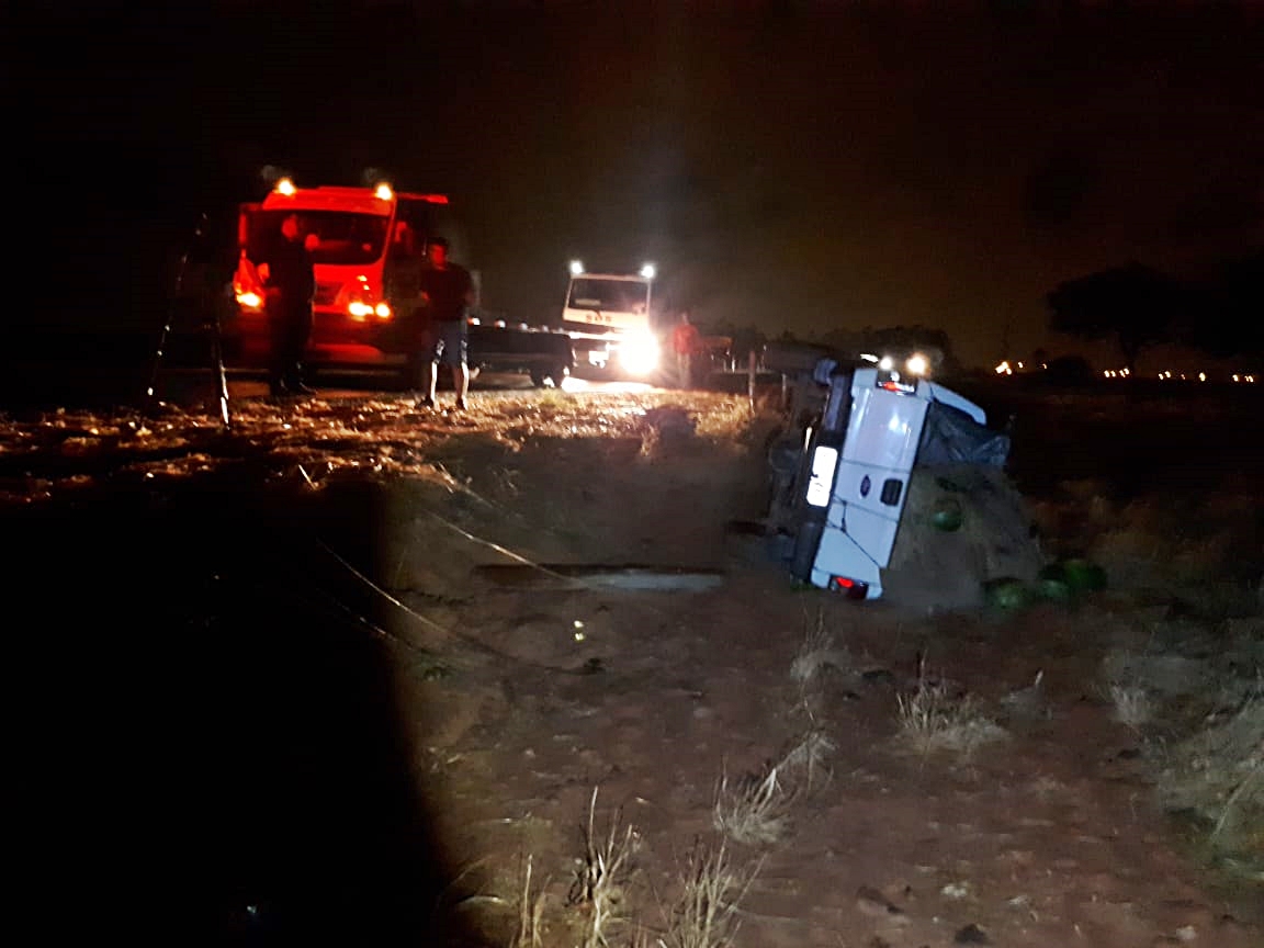 Idosa havia acabado de descer do ônibus quando a caminhonete a atropelou, na GO 462 (Foto: Divulgação / Dict)