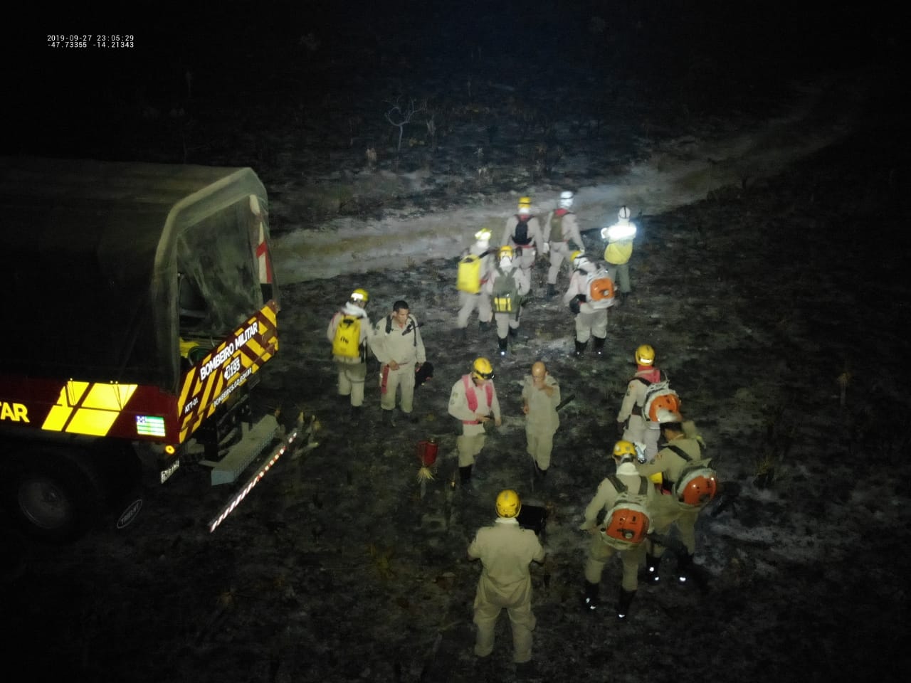 Equipes trabalham 24h para combater o fogo (Foto: Divulgação / Bombeiros)