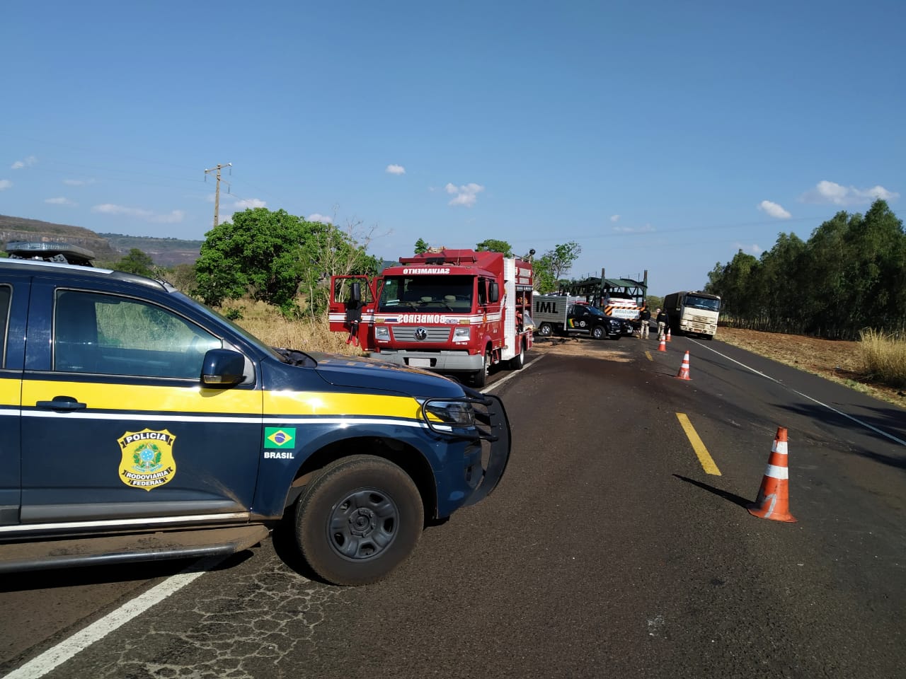 Duas pessoas morrem em colisão entre carro e caminhão cegonha na BR-364