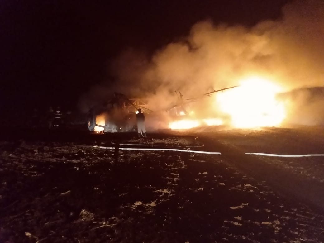 Dois caminhoneiros morrem carbonizados após acidente na BR-364, em Portelândia (Foto: Divulgação/Corpo de Bombeiros)