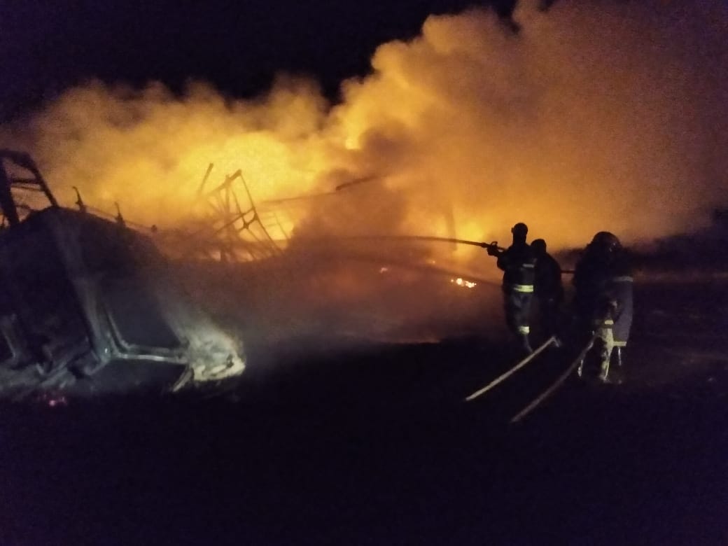 Dois caminhoneiros morrem carbonizados após acidente na BR-364, em Portelândia (Foto: Divulgação/Corpo de Bombeiros)