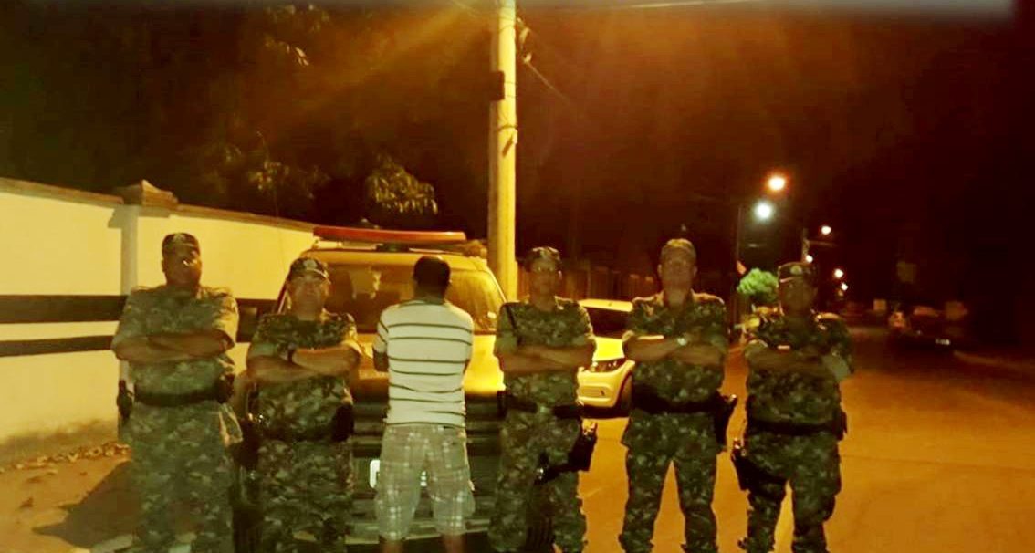 Motorista embriagado colide com viatura da PM, em Aruanã