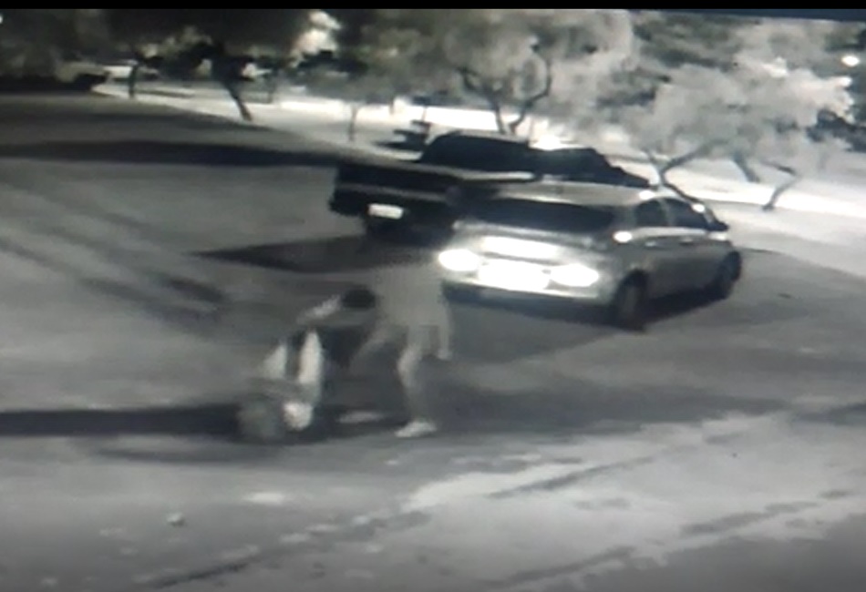 homem agride namorada no meio da rua