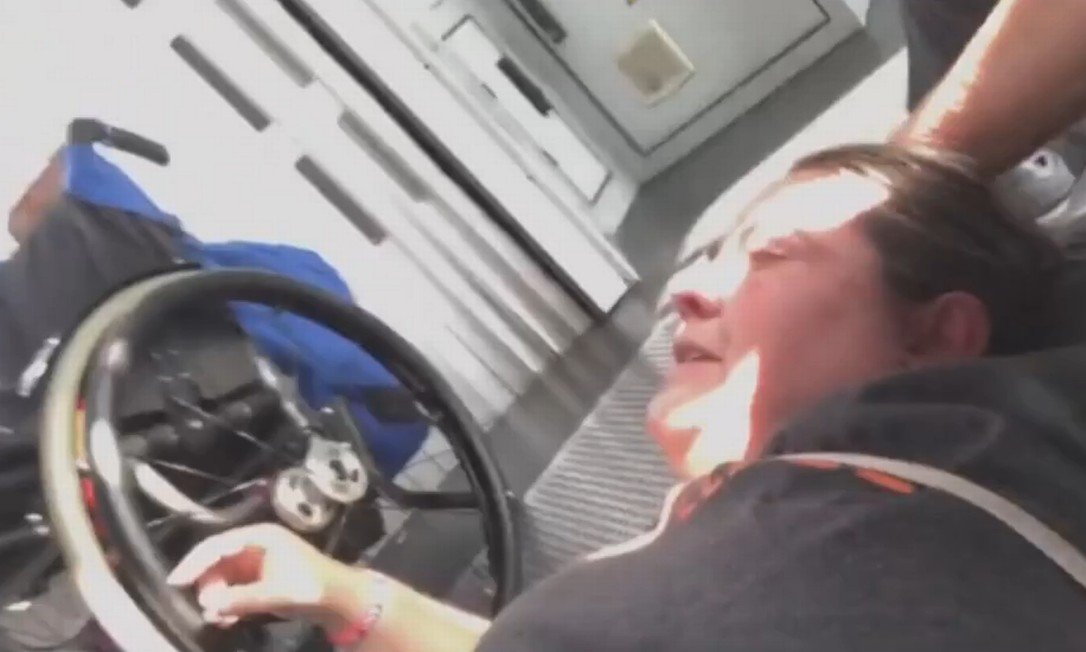 Aline Barros diz que funcionários de aeroporto se negaram a ajudá-la (Foto: Reprodução )