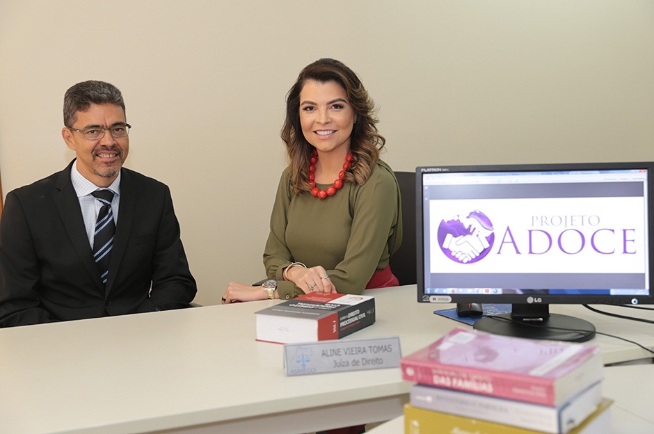 A juíza Aline Tomás junto ao orientador da pesquisa, Dr. Cleuler Barbosa das Neves. (Foto: Wagner Soares/TJGO)