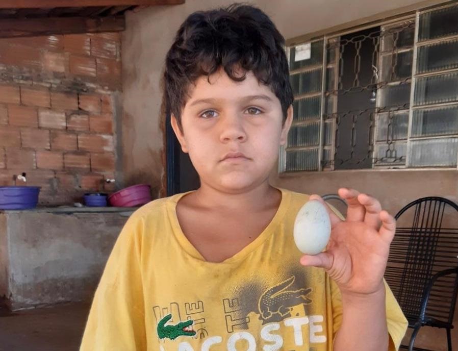 O menino Luiz Gustavo, segundo o padrasto Luizmar Nunes Estevam, gosta de colaborar com todo mundo, e está sempre ajudando um ou outro, e diz que ele quer ser policial da Rotam (Foto: Reprodução)