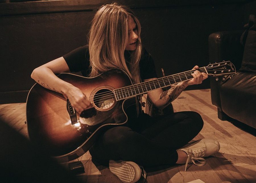 Avril Lavigne canta Breakaway ao vivo pela primeira vez na Head Above Water Tour. Música fez sucesso com Kelly Clarkson