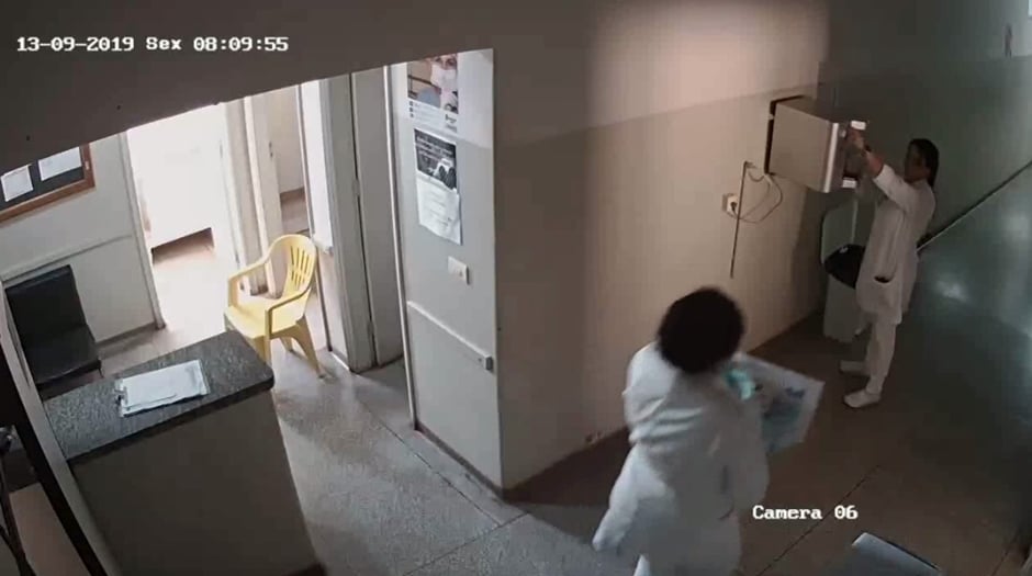 Apenas um bebê saiu do centro cirúrgico, mostram imagens divulgadas pela polícia. (Foto: Reprodução)