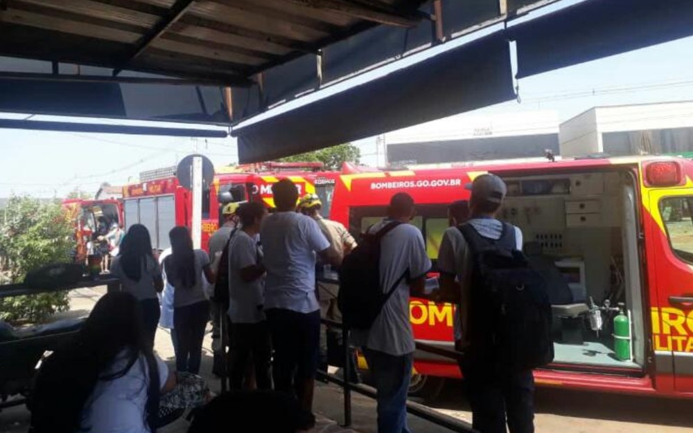 Perícia colhe urina de um dos alunos que foram intoxicados em colégio de Aparecida