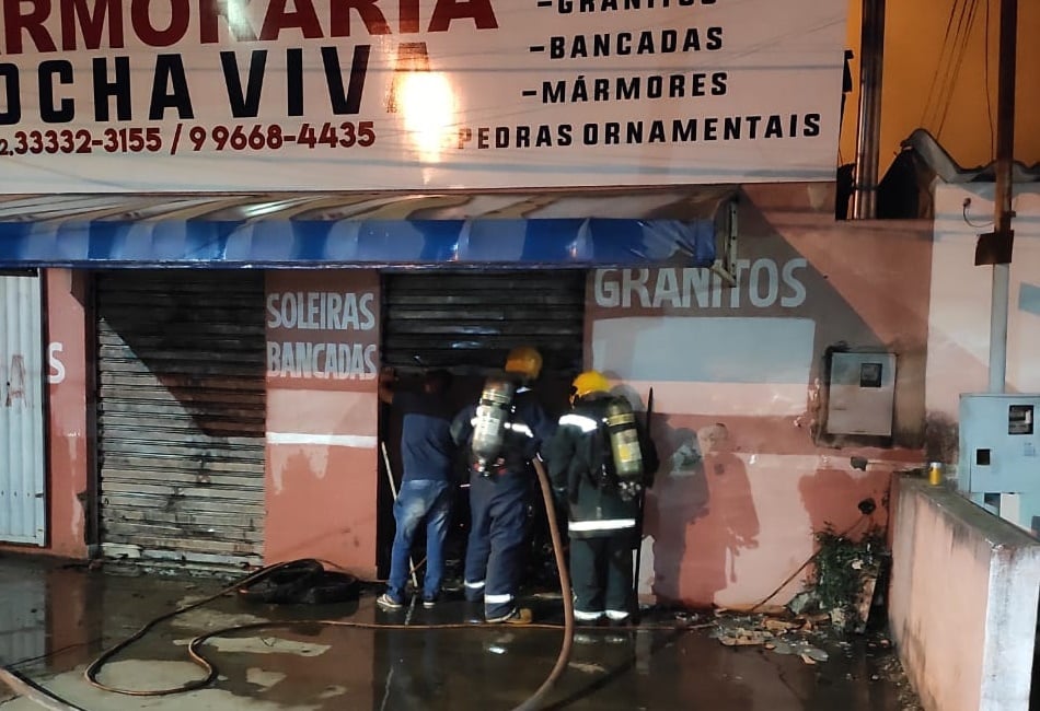 Bombeiros apagam fogo em uma marmoraria de Silvânia (GO) (Foto: Bombeiros)