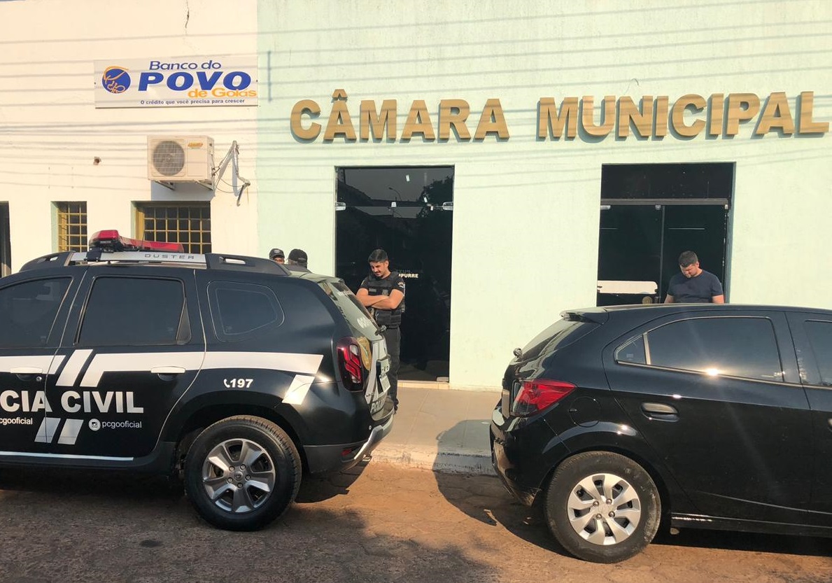 Polícia Civil fez buscas e apreensões em Câmara Municipal de Araguapaz (Foto: Divulgação/PC)